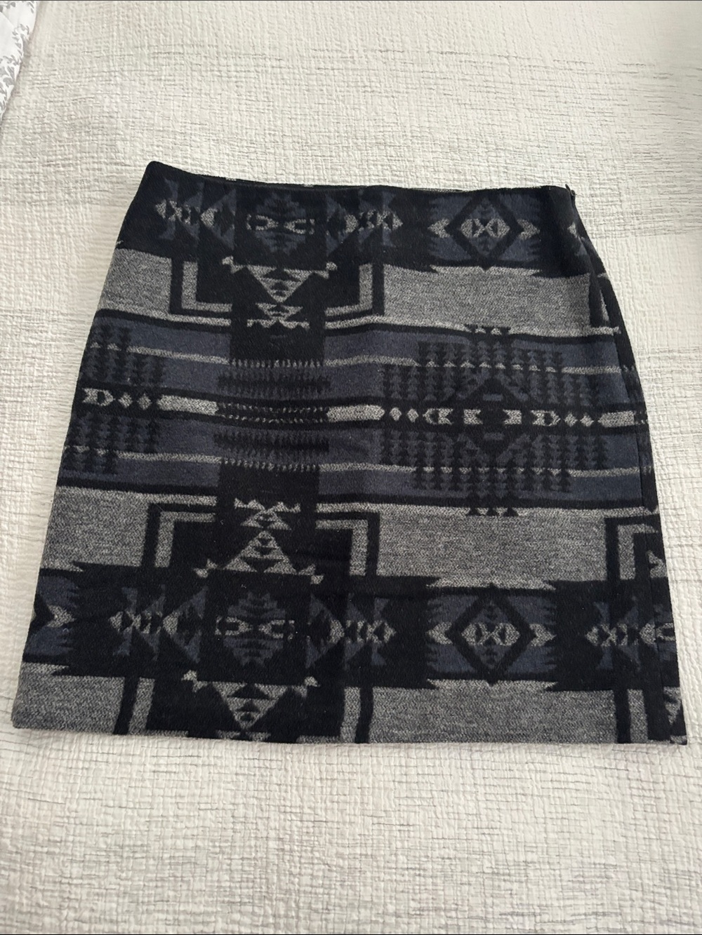 Artisan Ny Gray & Black Patterned Knit Mini Skirt